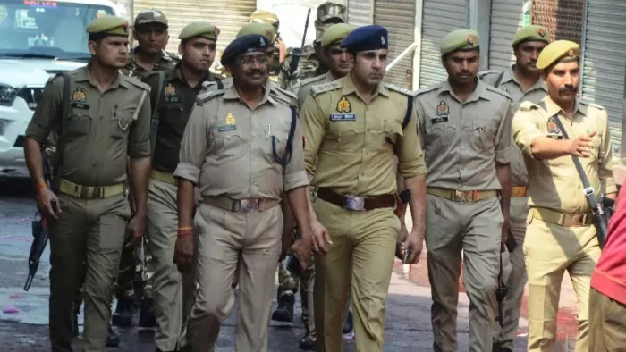 पुलिस के साथ व्यस्था का जायजा लेते सीओ अनुज