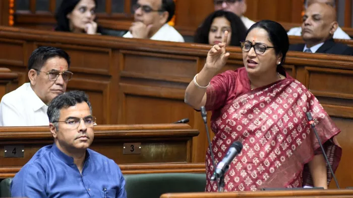 दिल्ली विधानसभा में बजट पेश करती मुख्यमंत्री रेखा गुप्ता साथ में बैठे मंत्री प्रवेश वर्मा। फोटो- ध्रुव कुमार