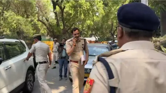 जस्टिस यशवंत वर्मा के आवास पर पहुंची दिल्ली पुलिस। जागरण फोटो