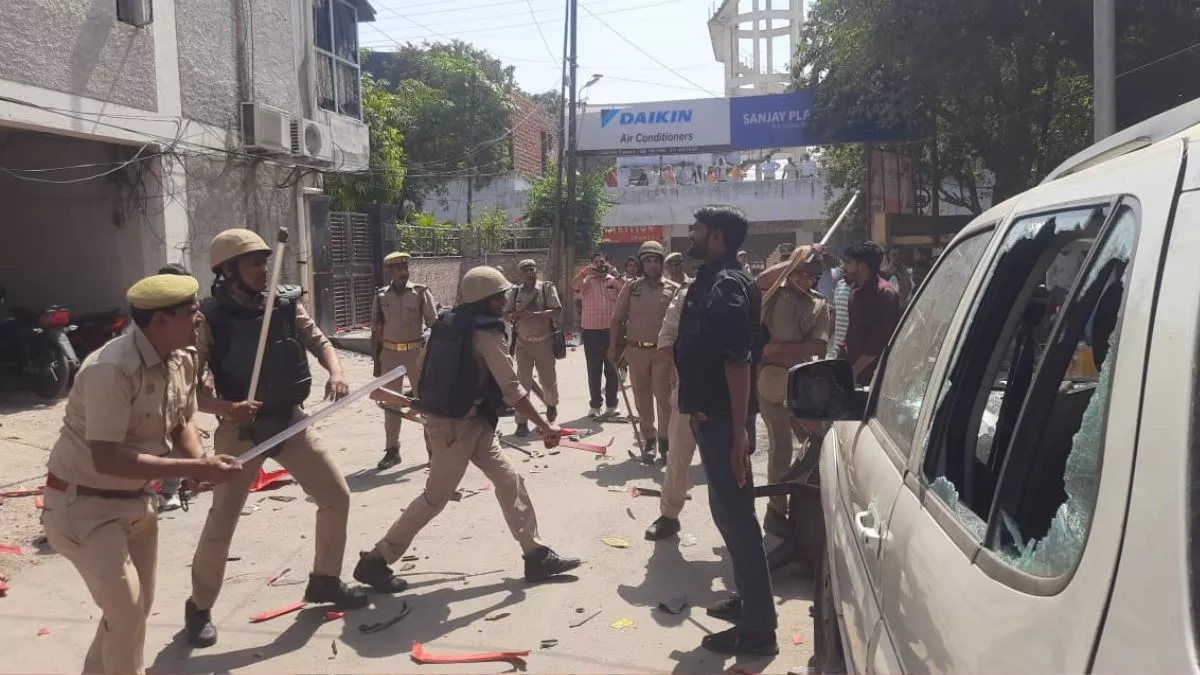 बुलडोजर लेकर सपा सांसद रामजीलाल सुमन के घर पहुंची करणी सेना, कार्यकर्ताओं  ने की तोड़फोड़; पथराव में कई पुलिसकर्मी घायल - Karni Sena Vandalizes Rajya  Sabha ...