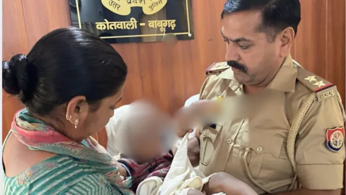 हापुड़ में नवजात को सड़क किनारे फेंकने का मामला सामने आया। जागरण फोटो