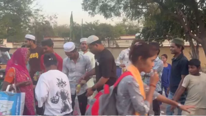 पृथ्वीनाथ फाटक पर श्रद्धालुओं पर पुष्प वर्षा और पानी वितरित करते मुस्लिम समुदाय के युवक वीडियो ग्रैब