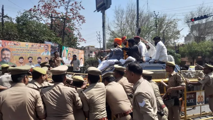 Agra News: करणी सेना के कार्यकर्ताओं को रोकती आगरा पुलिस।
