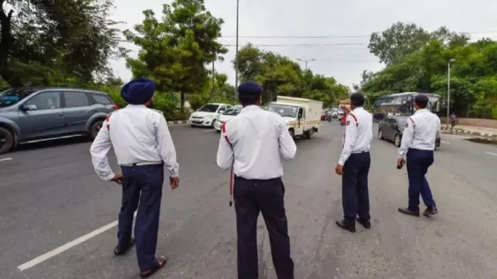 यातायात नियमों का उल्लंघन करने वालों पर दिल्ली ट्रैफिक पुलिस की सख्त कार्रवाई। फाइल फोटो