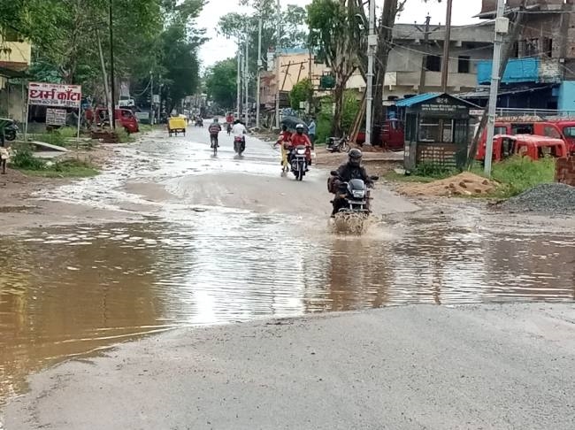 मूसलाधार बारिश से सड़कों पर जलजमाव, हुई परेशानी - Jharkhand Gumla General News
