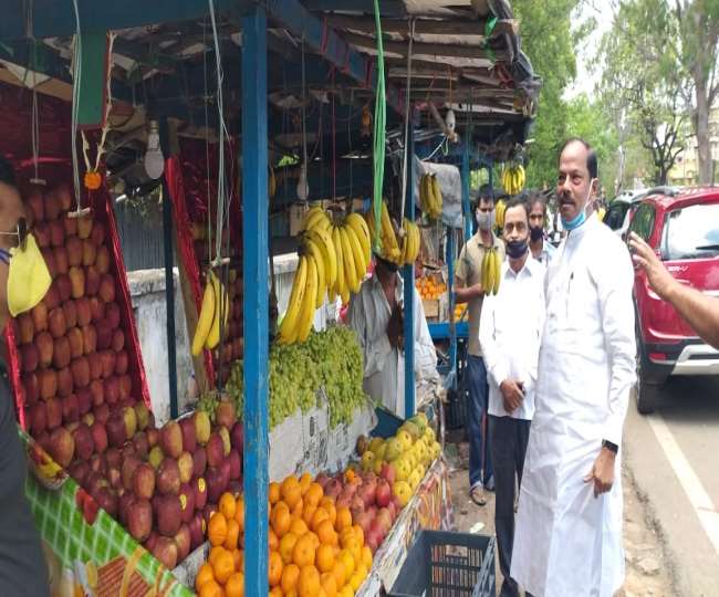 फल विक्रेताओं पर कार्रवाई को भाजपा ने बनाया मुद्दा, काला बिल्‍ला लगाकर