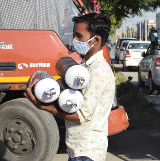 मैक्स प्लस, शोभित अस्पताल में ऑक्सीजन खत्म, 57 मरीजों की जान पर बनी