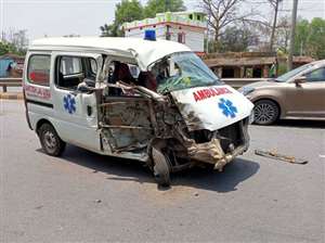 बड़गांव में ट्रक से टकराई एंबुलेंस, चालक की मौत