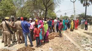 फर्जी मतदान काआरोप लगाकर हंगामा, पुलिस पर पथराव