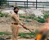 मुखाग्नि देतीं महिला कांस्टेबल शालिनी वर्मा। फोटो स्वयं द्वारा उपलब्ध