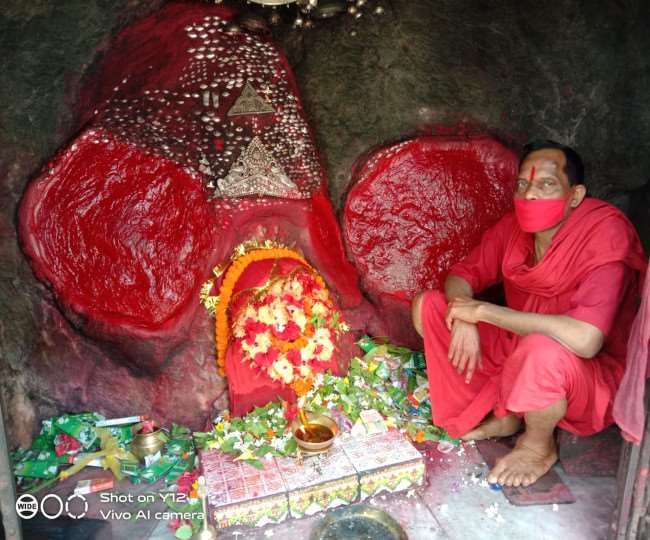 जादूगोडा रंकिनी मंदिर में भक्तों के इंतजार में बैठे पुजारी अनिल सिंह।