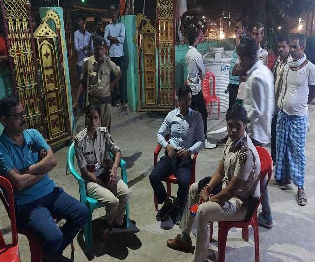 दरभंगा ज‍िले के केवटी में नाबालिग के घर पहुंची पुलिस। फोटो-जागरण