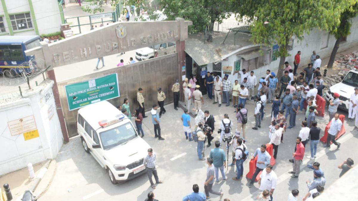 Bomb Threat दिल्‍ली के मथुरा रोड स्थित DPS में बम की धमकी से मचा हड़कंप, खाली कराया गया कैंपस