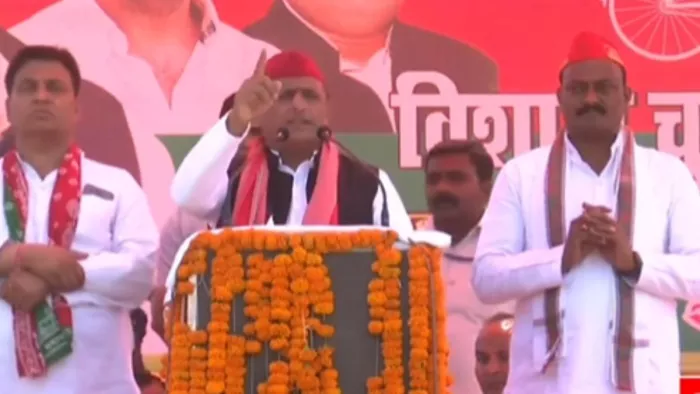 एटा में पेपरलीक को लेकर सरकार पर बरसे अखिलेश यादव