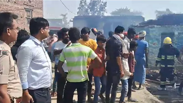 बिहार के पूर्वी चंपारण जिले में घटना के बाद जुटी ग्रामीणों की भीड़। जागरण