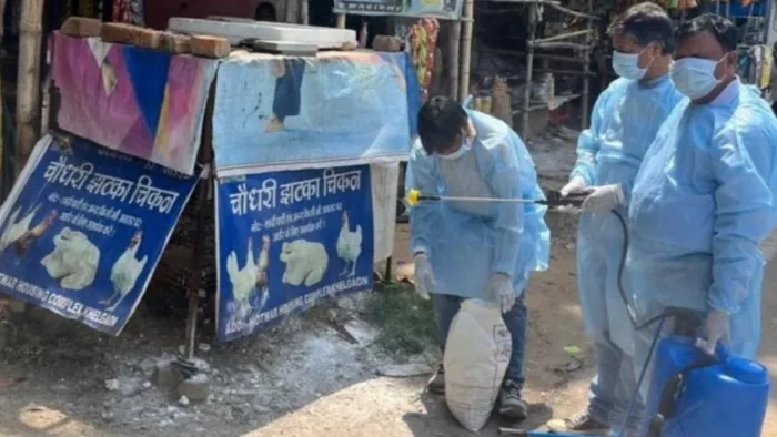 खेलगांव स्थित खंटगा गांव में सेनिटाइज करते हुए।