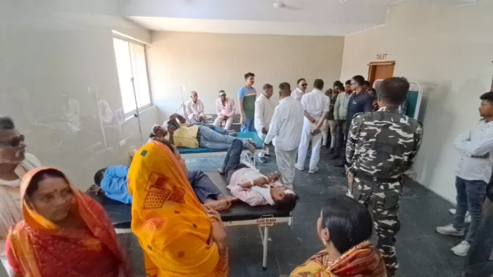 हुसैनाबाद अनुमंडलीय अस्पताल में इलाजर के लिए भर्ती घायल