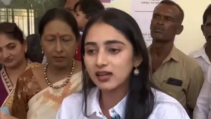 कर्नाटक के उपमुख्यमंत्री डीके शिवकुमार की बेटी ऐश्वर्या डीकेएस हेगड़े ने किया मतदान।