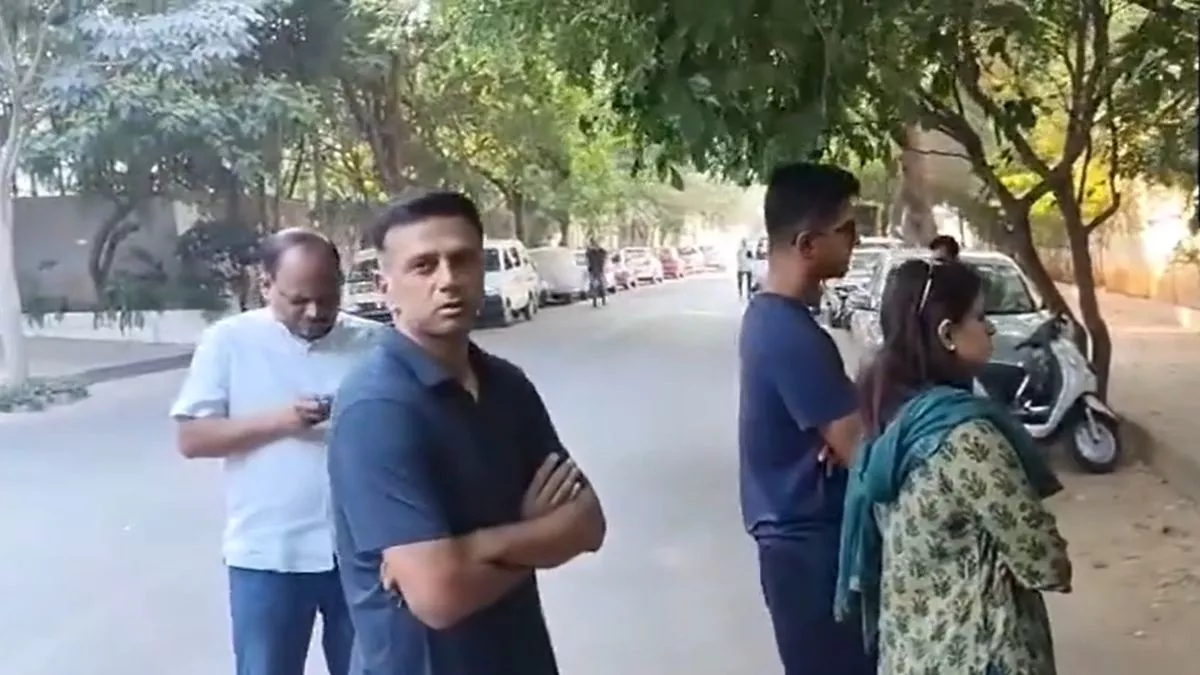 Rahul Dravid ने डाला वोट, बेंगलुरु की जनता से 'रिकॉर्ड' बनाने की कर डाली मांग; भारतीय हेड कोच का सादगीभरा वीडियो जीत लेगा दिल