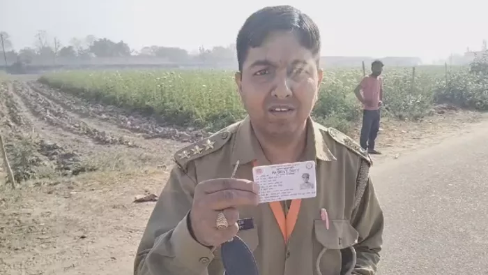 हापुड़ में फर्जी CBI इंस्पेक्टर बनकर भौकाल काटने मतदान केंद्र पहुंचा शख्स।