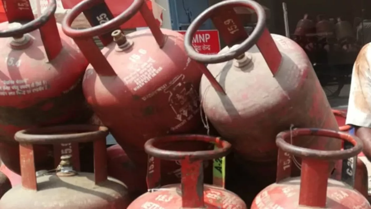 Gas Cylinder: सावधान! घर में गैस सिलेंडर को इस तरह बिल्कुल ना रखें, हो सकता है बड़ा हादसा