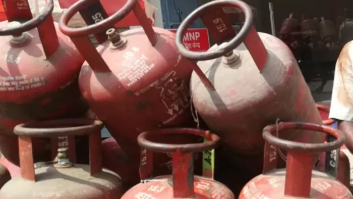 सावधान! घर में गैस सिलेंडर को इस तरह बिल्कुल ना रखें, हो सकता है बड़ा हादसा