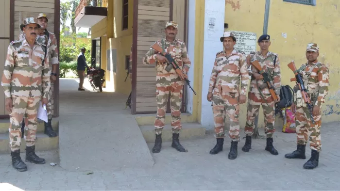 बड़ौत के वीर स्मारक इंटर कालेज में मतदान केंद्र पर पहुंची फोर्स। जागरण