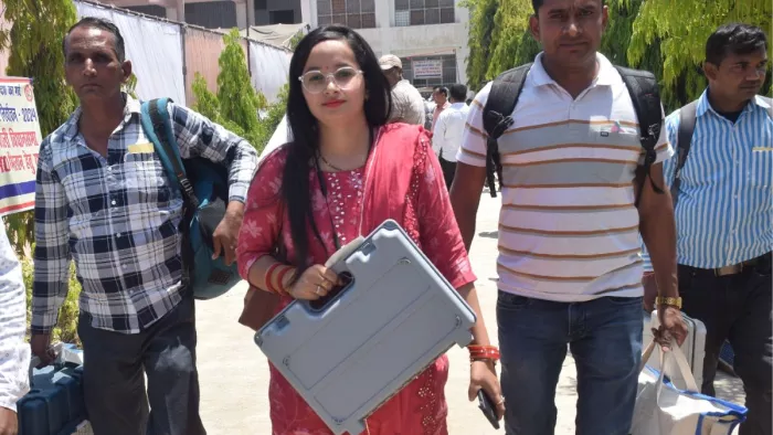 ईवीएम लेकर खुशी-खुशी मतदान केंद्रों की ओर रवाना होते मतदानकर्मी। प्रदीप राघव