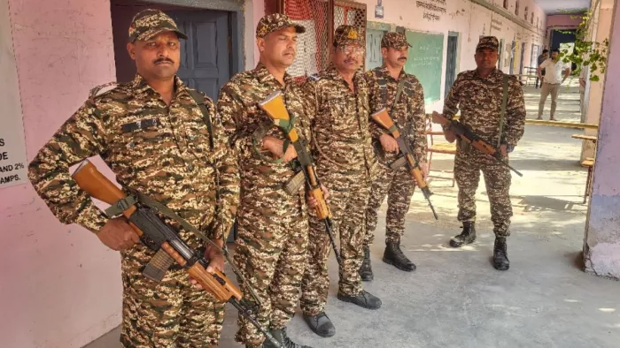 लोकसभा चुनाव मैदान में उतरे छह प्रत्याशियों ने चुनाव प्रचार में पूरी ताकत झोंकी दी है।