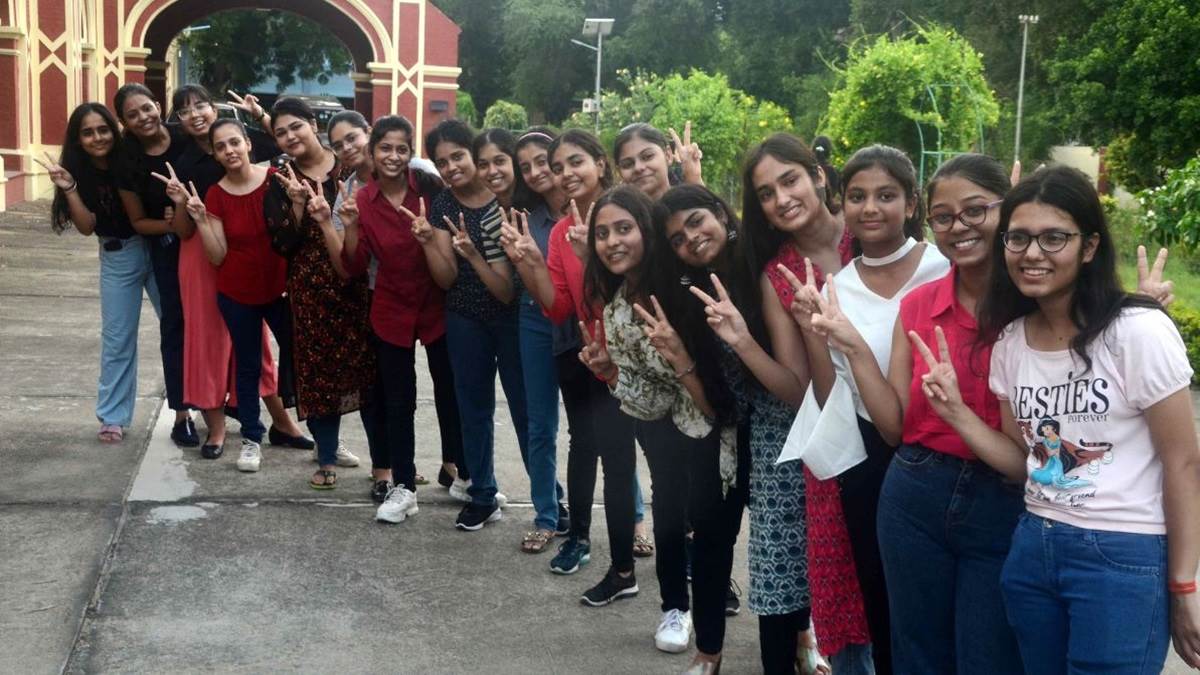 https://www.jagranimages.com/images/newimg/26042024/26_04_2024-jee_mains_result_23705095_11134333.jpg