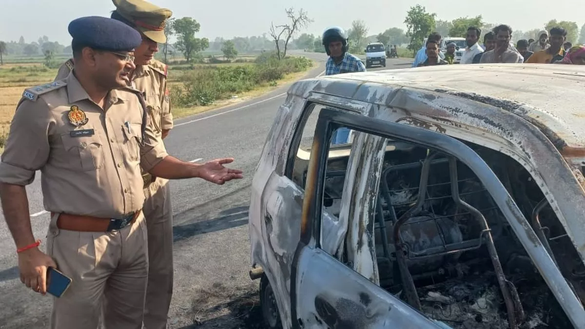 Kasganj News: कार में अचानक लगी आग, जिंदा जल गई मां और ढाई माह की बेटी; पति झुलसा