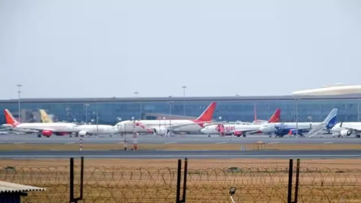 Kolkata Airport: कोलकाता एयर पोर्ट पर बम होने की अफवाह से मचा हड़कंप, घंटों चलता रहा तलाशी अभियान