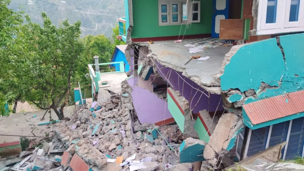 Land Sinks In Jammu Kashmir: रामबन में धंसी जमीन, आपदा की चपेट में आए 50 आशियाने; लोगों में मचा हडकंप