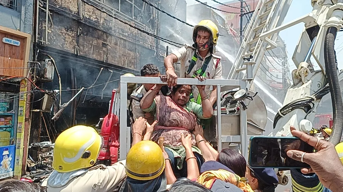 Patna Fire News : वर्दी फट गई लेकिन नहीं रुका काम... जिंदगी और मौत के बीच फंसे लोगों के लिए देवदूत बने फायर ब्रिगेड के जवान