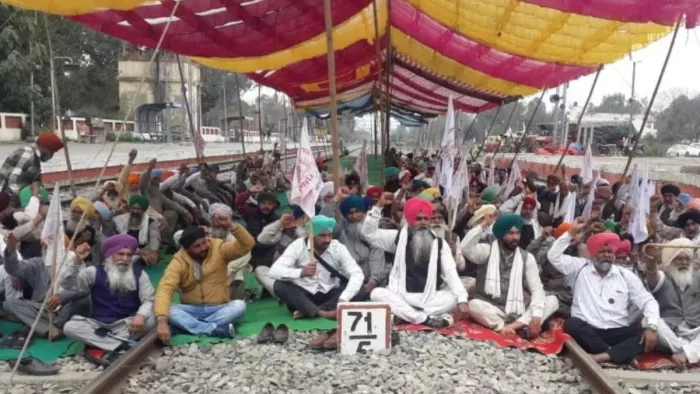 इन ट्रेनों में सफर करने से बचें