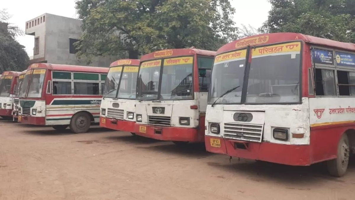 Firozabad News: लोकसभा चुनाव में रोडवेज बसों की कमी, भटक रहे यात्री; गर्मी में करना पड़ रहा घंटों इंतजार