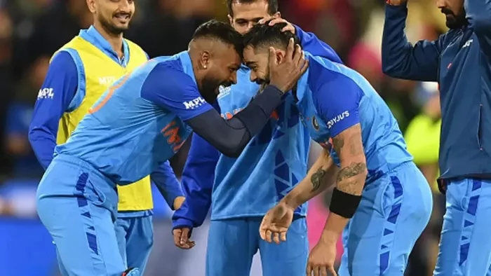 एक मैच के दौरान हार्दिक और विराट कोहली। फाइल फोटो
