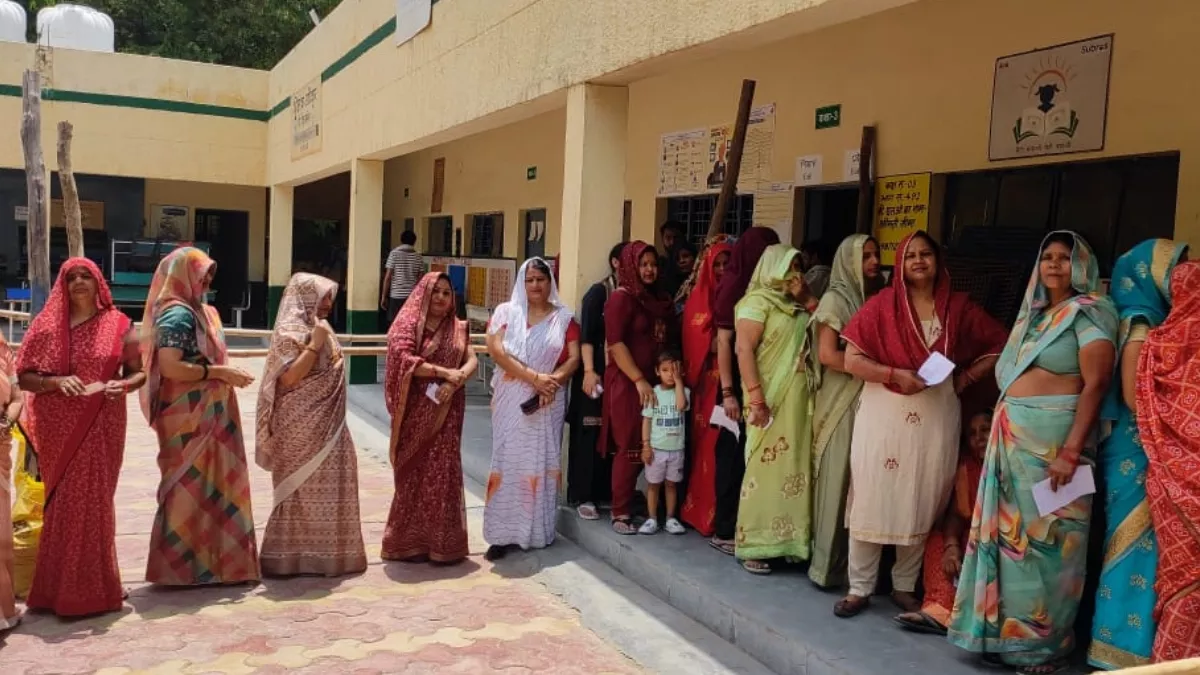 Noida Lok Sabha Election: वोटिंग की पिच पर जमकर खेल रहीं महिलाएं, 80 साल की वृद्धा भी मतदान के लिए पहुंची