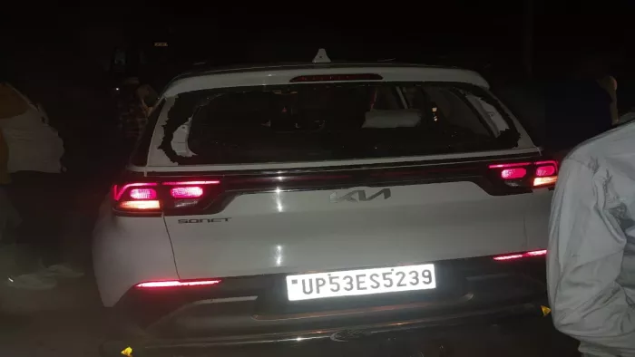 गोरखपुर में घटना स्थल से बरामद कार। जागरण