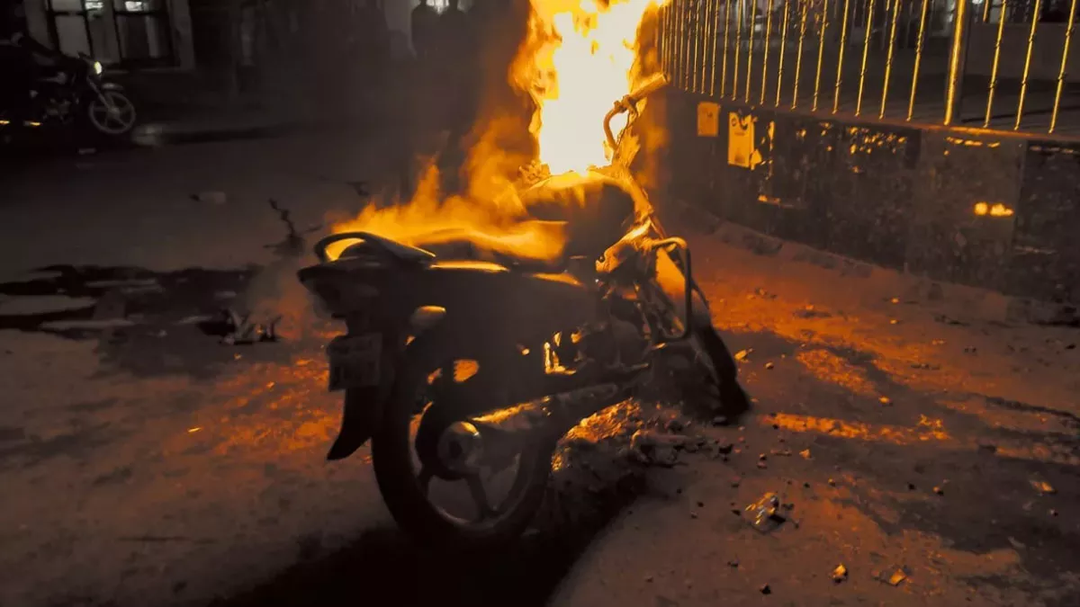 Bike Accident: भीषण टक्‍कर के बाद आग का गोला बनीं तीन बाइक, जिंदा जले दो युवक; चार घायल