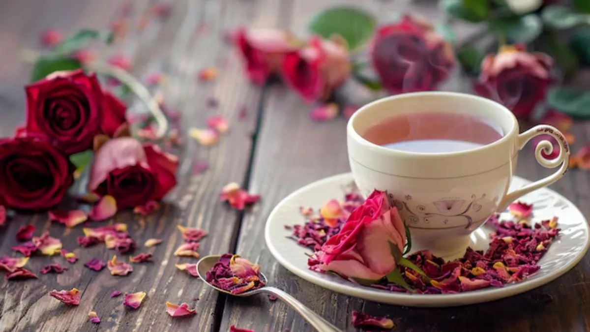 वेट लॉस से लेकर त्वचा की चमक बढ़ाने तक, एक दो नहीं बल्कि कई मामलों में फायदेमंद है गुलाब की चाय