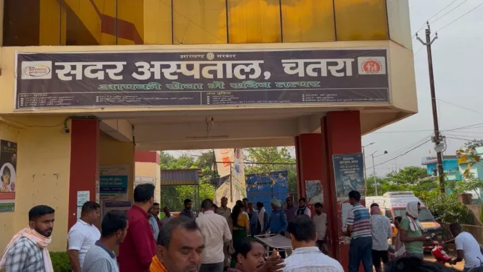 अस्पताल में लगी लोगों की भीड़। (फोटो जागरण)