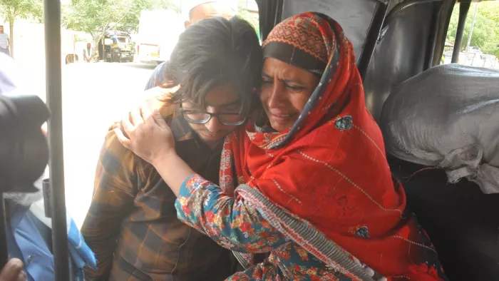 पाकिस्तानी पति अपने देश में बाघा बॉर्डर पर भारत से आने वाली पत्नियों का इंतजार करते रहे (फोटो- जागरण)