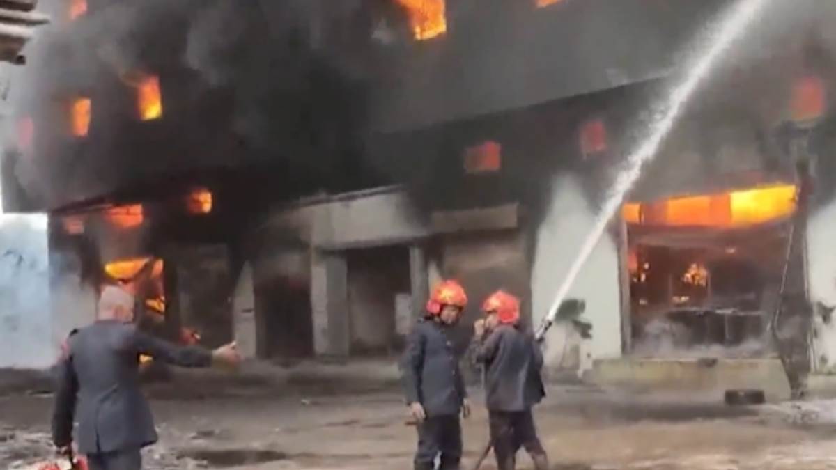 maharashtra huge fire breaks out complex bhiwandi black smoke visible several km away