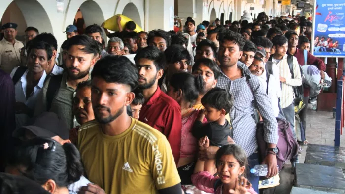 ट्रेन में जगह पाने के लिए कतार में खड़े यात्री। अभिनव राजन चतुर्वेदी