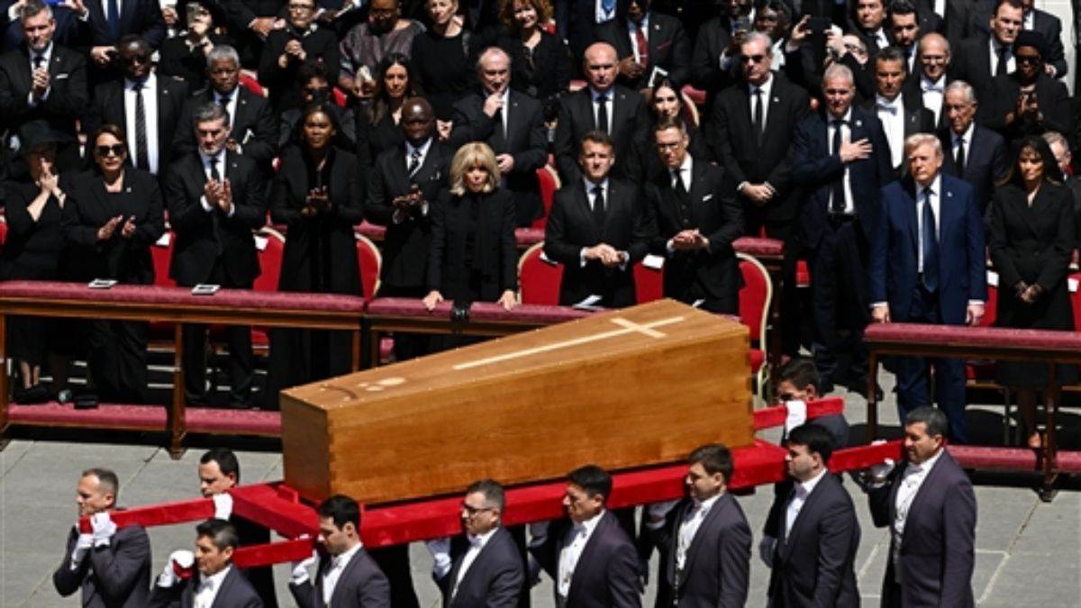 https://www.jagranimages.com/images/newimg/26042025/26_04_2025-pope_francis_funeral_23926188.jpg