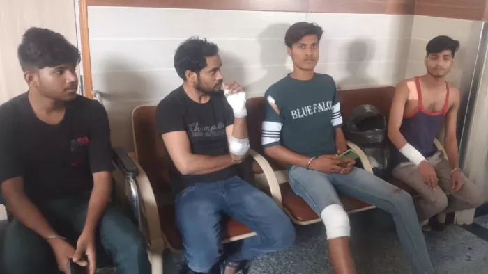घायलों को अस्पताल में भर्ती कराया गया है। जागरण