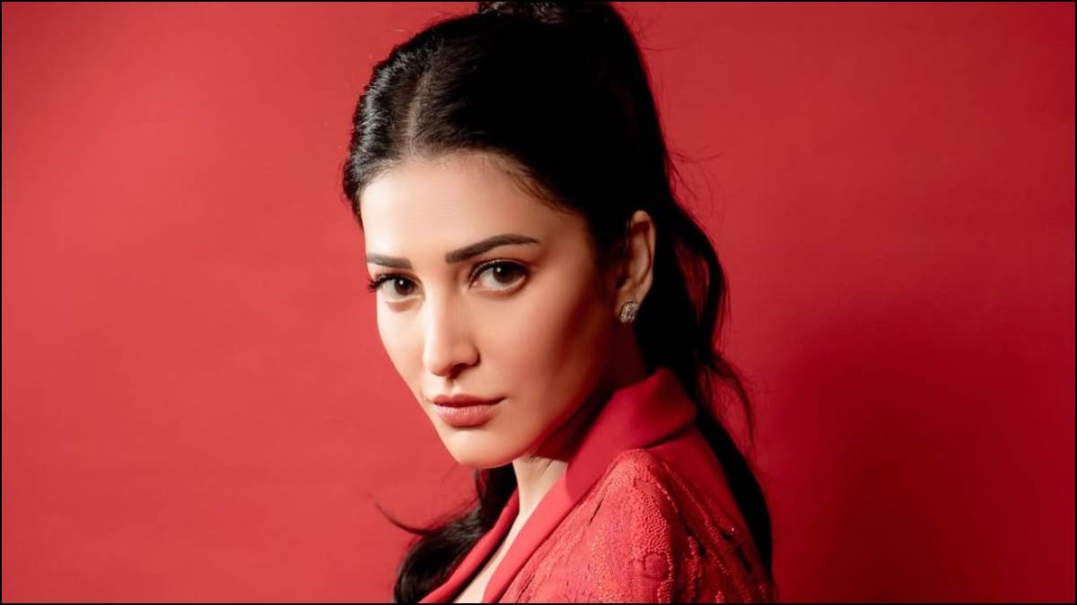 एयरपोर्ट पर 'सालार' फेम Shruti Haasan के पीछे पड़ा शख्स, घबराई एक्ट्रेस ने  किया कुछ ऐसा, Video वायरल - Shruti Haasan was chased by a fan at airport  Salaar actress got furious