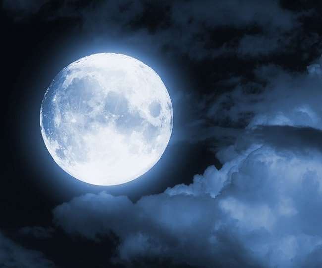 Chandra Grahan 2021: जानिये- चंद्रमा के बारे में 10 रोचक बातें, कितना कम होता है चांद पर इंसान का वजन