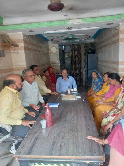 सीएम आफिस से आया फोन तो दौड़े जीडीए अधिकारी, लोगों ने घेरा
